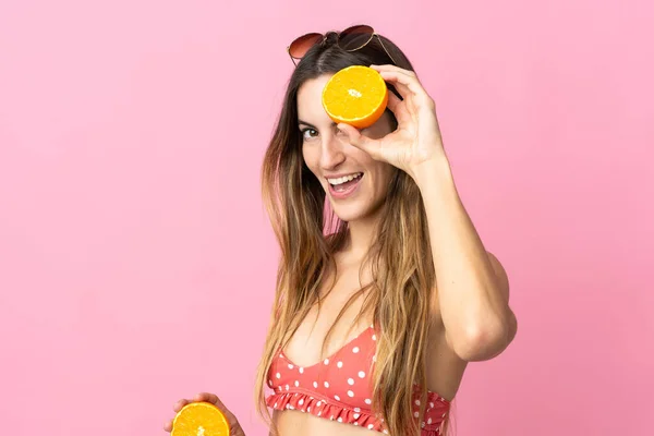 Giovane Donna Bionda Sfondo Rosa Isolato Costume Bagno Possesso Arancione — Foto Stock