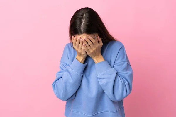 Mujer Joven Caucásica Aislada Sobre Fondo Rosa Con Expresión Cansada —  Fotos de Stock