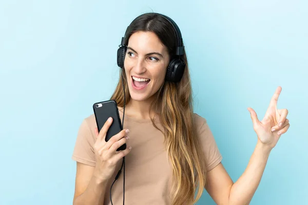 Young Caucasian Woman Isolated Pink Background Listening Music Mobile Singing — Stock Photo, Image