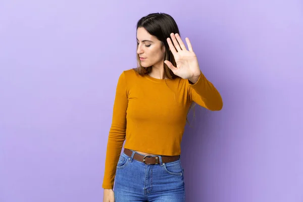 Junge Kaukasierin Über Isolierten Hintergrund Macht Stop Geste Und Enttäuscht — Stockfoto