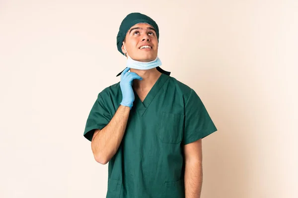 Cirurgião Homem Uniforme Azul Sobre Fundo Isolado Pensando Uma Ideia — Fotografia de Stock