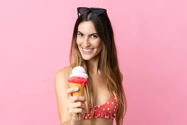 표정으로 배경에 고립된 아이스크림을 코카서스의 — 스톡 사진