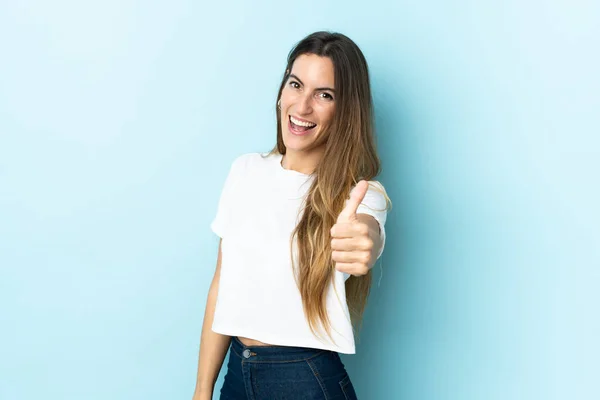 Jovem Caucasiana Sobre Fundo Isolado Com Polegares Para Cima Porque — Fotografia de Stock