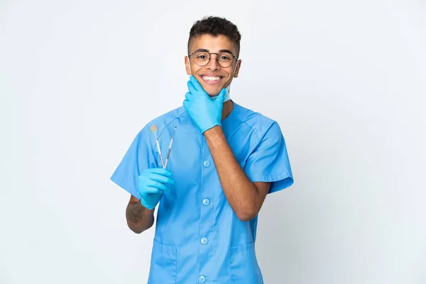 Бразильский Стоматолог Держит Инструмент Белом Фоне Счастливым Улыбающимся — стоковое фото