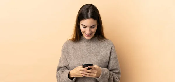 Giovane Donna Caucasica Sfondo Isolato Che Invia Messaggio Con Cellulare — Foto Stock