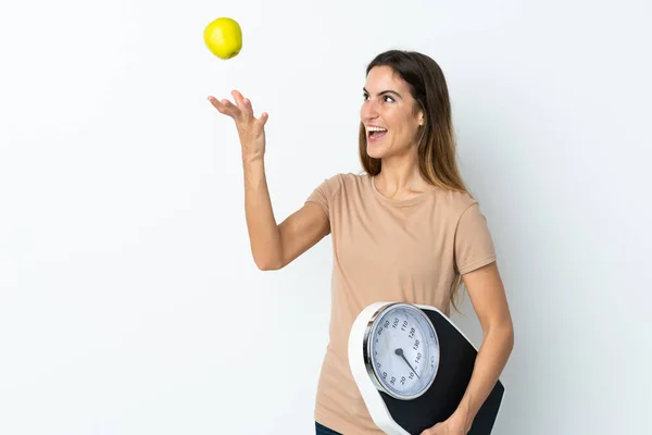 Mulher Branca Jovem Isolado Fundo Branco Com Máquina Pesagem Com — Fotografia de Stock