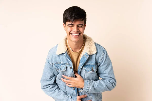 Hombre Guapo Sobre Fondo Beige Aislado Sonriendo Mucho — Foto de Stock