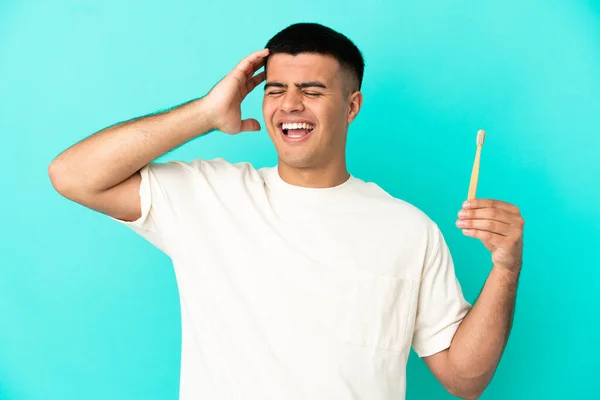 Jovem Homem Bonito Escovando Dentes Sobre Fundo Azul Isolado Sorrindo — Fotografia de Stock