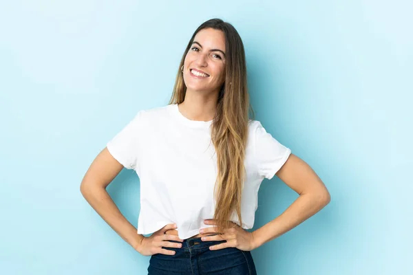 Joven Mujer Caucásica Sobre Fondo Aislado Posando Con Los Brazos —  Fotos de Stock