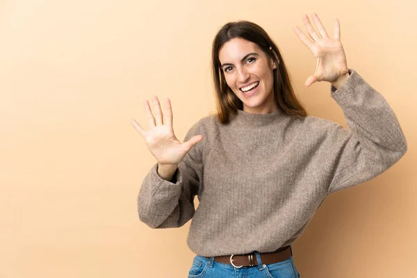 Zole Edilmiş Geçmişi Olan Beyaz Bir Kadın Parmaklarıyla Kişi Sayıyor — Stok fotoğraf