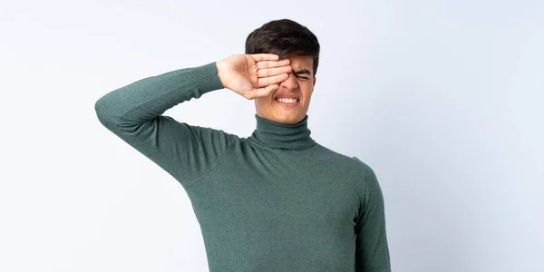 疲れと病気の表情で隔離された青い背景の上にハンサムな男 — ストック写真