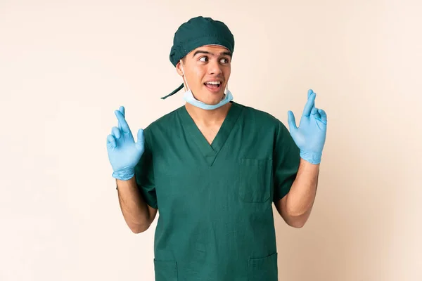 Chirurgien Uniforme Bleu Sur Fond Isolé Avec Doigts Croisés — Photo