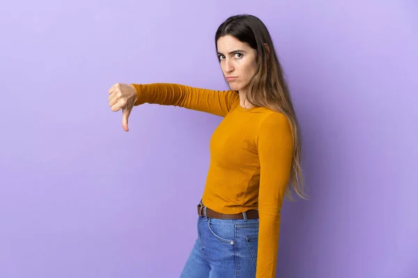 Mujer Caucásica Joven Sobre Fondo Aislado Mostrando Pulgar Hacia Abajo — Foto de Stock