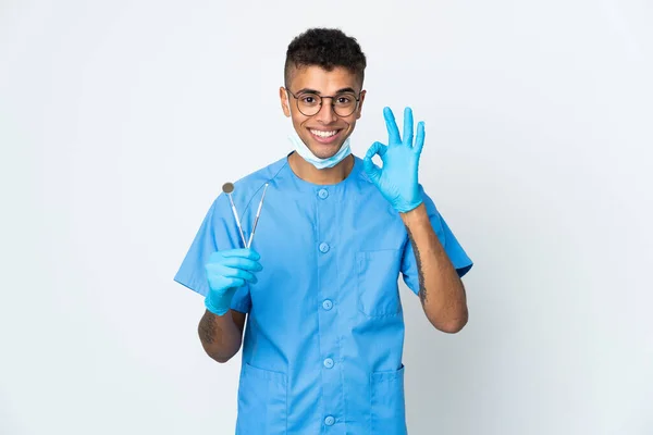 Βραζιλιάνος Οδοντίατρος Κρατώντας Εργαλείο Απομονώνονται Λευκό Φόντο Δείχνει Σημάδι Δάχτυλα — Φωτογραφία Αρχείου