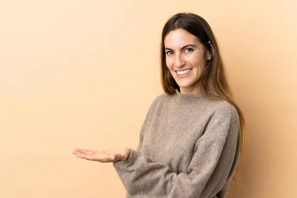 Joven Mujer Caucásica Sobre Fondo Aislado Presentando Una Idea Mientras —  Fotos de Stock