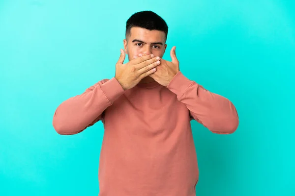 Ung Stilig Man Över Isolerad Blå Bakgrund Täcker Munnen Med — Stockfoto