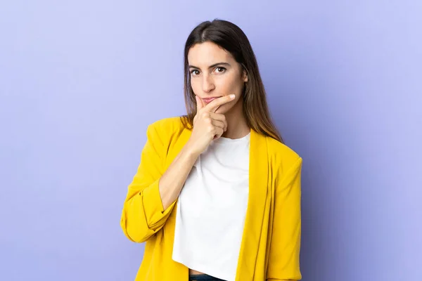 Joven Mujer Caucásica Sobre Fondo Aislado Teniendo Dudas —  Fotos de Stock