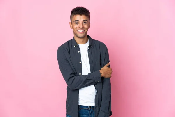 Junger Brasilianer Auf Rosa Hintergrund Isoliert Lachend — Stockfoto