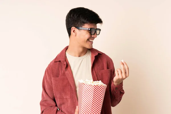 Hombre Guapo Sobre Fondo Aislado Con Gafas Sosteniendo Gran Cubo — Foto de Stock