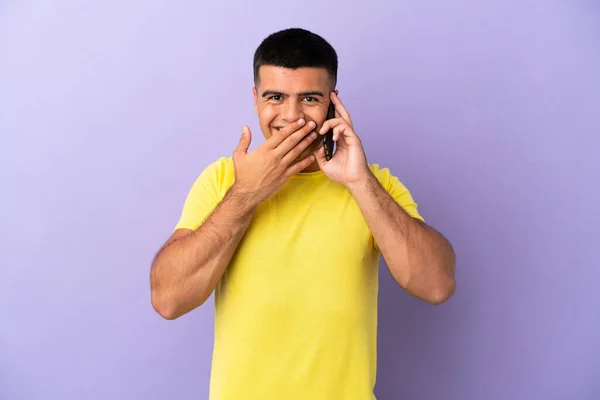 Joven Hombre Guapo Utilizando Teléfono Móvil Sobre Fondo Púrpura Aislado — Foto de Stock