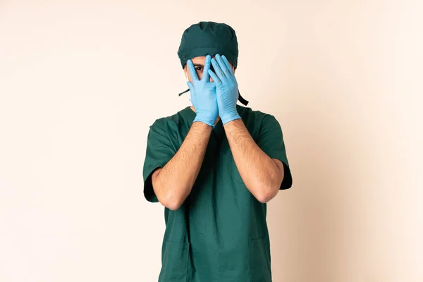 Chirurg Muž Modré Uniformě Přes Izolované Pozadí Zakrývající Oči Dívá — Stock fotografie