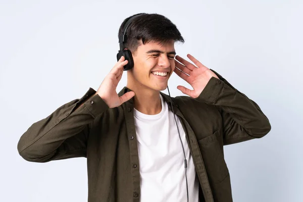 Bonito Homem Sobre Isolado Fundo Azul Ouvir Música Cantar — Fotografia de Stock