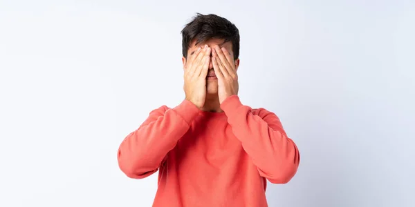 Knappe Man Geïsoleerde Blauwe Achtergrond Bedekken Ogen Door Handen — Stockfoto