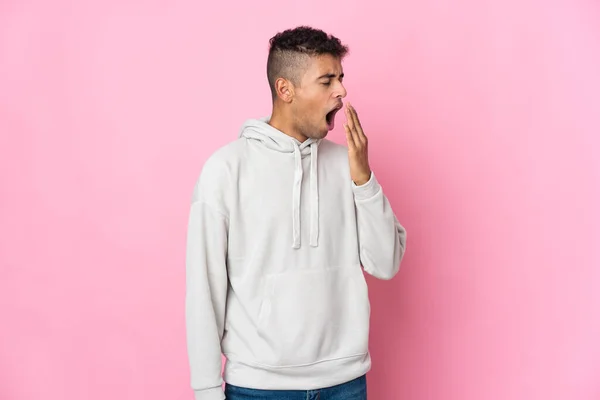 Young Brazilian Man Isolated Pink Background Yawning Covering Wide Open — Stock Photo, Image