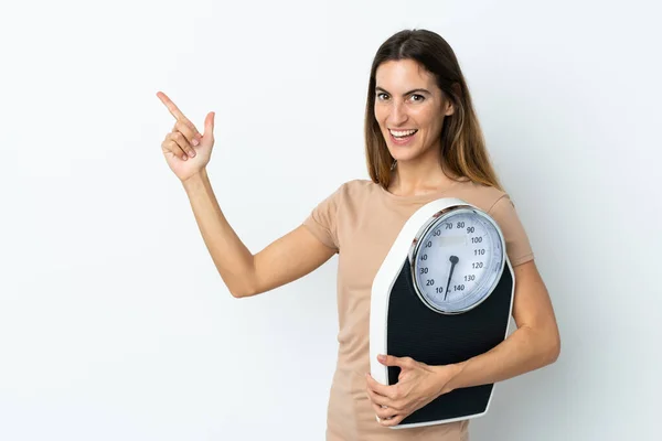 Young Caucasian Woman Isolated White Background Weighing Machine Pointing Side — Stock Photo, Image