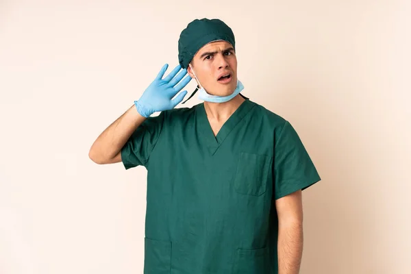 Cirujano Con Uniforme Azul Sobre Fondo Aislado Escuchando Algo — Foto de Stock