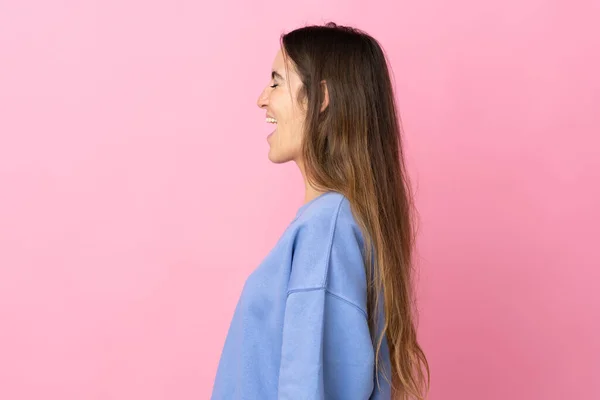 Jonge Kaukasische Vrouw Geïsoleerd Roze Achtergrond Lachen Laterale Positie — Stockfoto