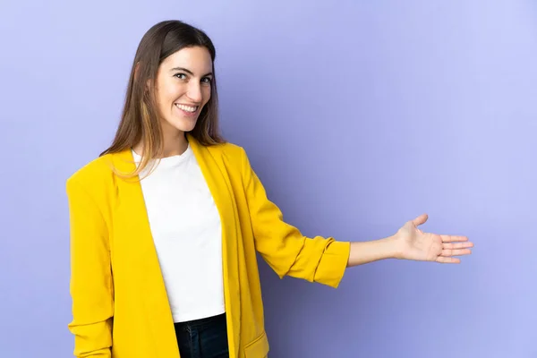 Joven Mujer Caucásica Sobre Fondo Aislado Extendiendo Las Manos Lado —  Fotos de Stock