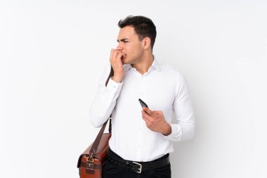 Tecrit edilmiş genç yakışıklı iş adamı gergin ve korkmuş bir şekilde elleriyle suni teneffüs yapıyor.