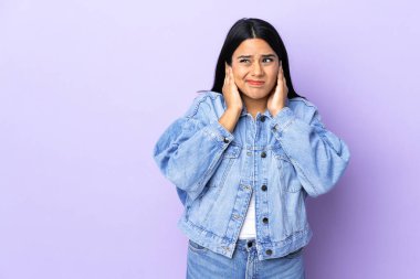 İzole bir hayat yaşayan genç Latin bir kadın hayal kırıklığına uğramış ve kulaklarını tıkamış.