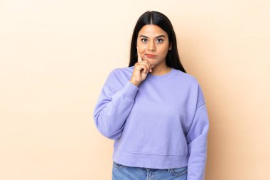 Soyutlanmış bir geçmişi olan genç Latin bir kadın.