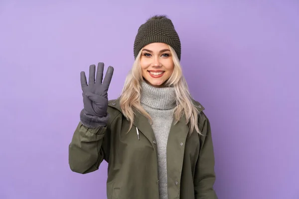 Adolescente Blonde Avec Chapeau Hiver Sur Fond Violet Isolé Heureux — Photo