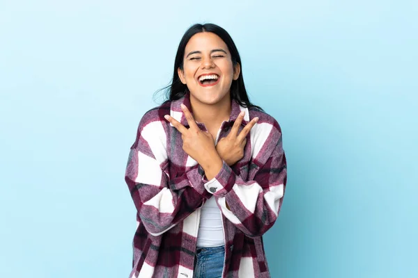Молода Жінка Латинської Америки Ізольована Синьому Фоні Посміхається Показує Знак — стокове фото