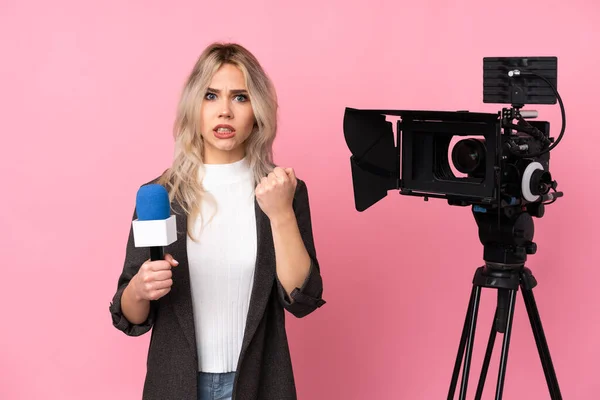 Femme Journaliste Tenant Microphone Rapportant Des Nouvelles Sur Fond Rose — Photo