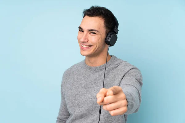Jonge Blanke Knappe Man Geïsoleerd Blauwe Achtergrond Luisteren Muziek Wijzen — Stockfoto