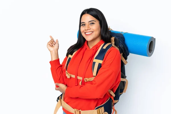 Jovem Montanhista Colombiana Com Uma Grande Mochila Isolada Fundo Branco — Fotografia de Stock