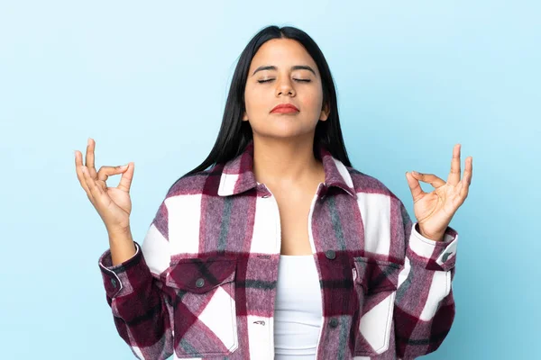 Junge Lateinamerikanische Frau Isoliert Auf Blauem Hintergrund Zen Pose — Stockfoto