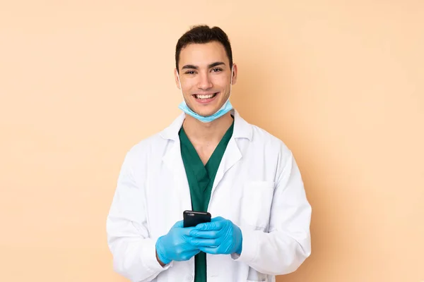 Jovem Dentista Homem Segurando Ferramentas Isoladas Fundo Bege Enviando Uma — Fotografia de Stock