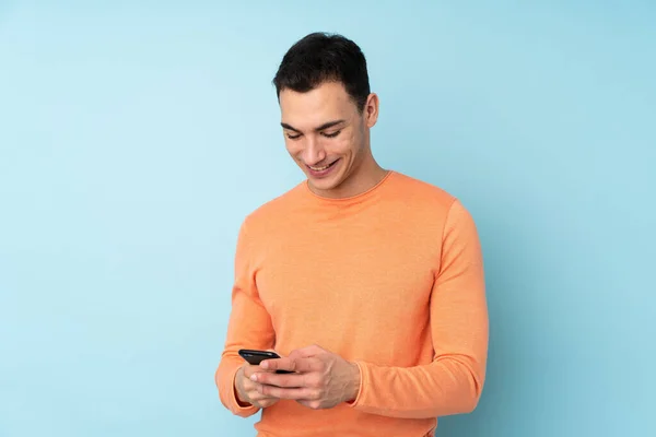 Young Caucasian Handsome Man Isolated Blue Background Sending Message Mobile — Stock Photo, Image