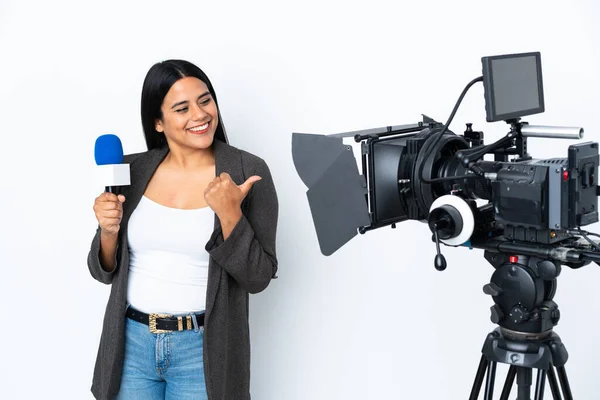 Repórter Colombiana Segurando Microfone Reportando Notícias Sobre Fundo Branco Apontando — Fotografia de Stock