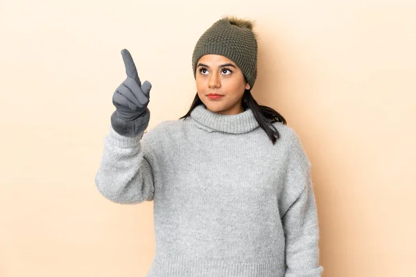 Menina Colombiana Jovem Com Chapéu Inverno Isolado Fundo Bege Tocando — Fotografia de Stock