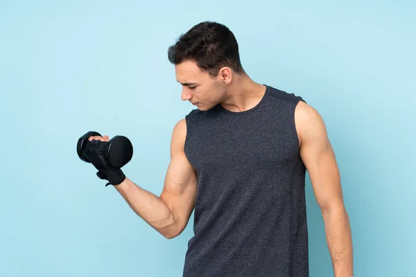 Jovem Homem Esporte Mais Isolado Fundo Azul Fazendo Levantamento Peso — Fotografia de Stock