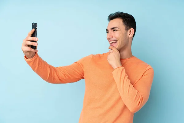 Junge Kaukasische Schöner Mann Isoliert Auf Blauem Hintergrund Macht Ein — Stockfoto