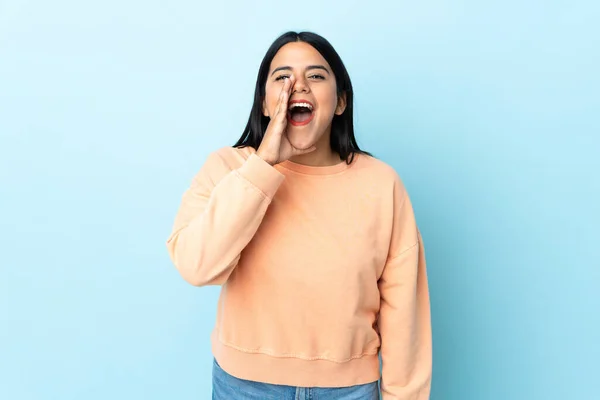 Junge Lateinische Frau Isoliert Auf Blauem Hintergrund Schreit Mit Weit — Stockfoto