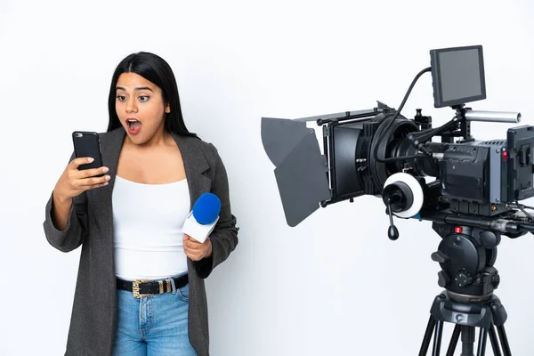 Repórter Colombiana Segurando Microfone Reportando Notícias Sobre Fundo Branco Segurando — Fotografia de Stock