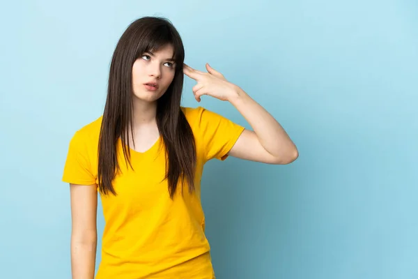 Adolescente Ucraniana Chica Aislada Fondo Azul Con Problemas Para Hacer — Foto de Stock